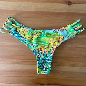 Midori pineapple bikini bottoms 🍍🍍🍍